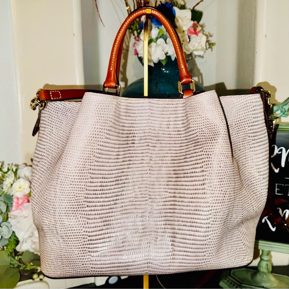 Dooney & Bourke Lizard Embossed Large Leather Barlow convertible bag - like New - Picture 4 of 16